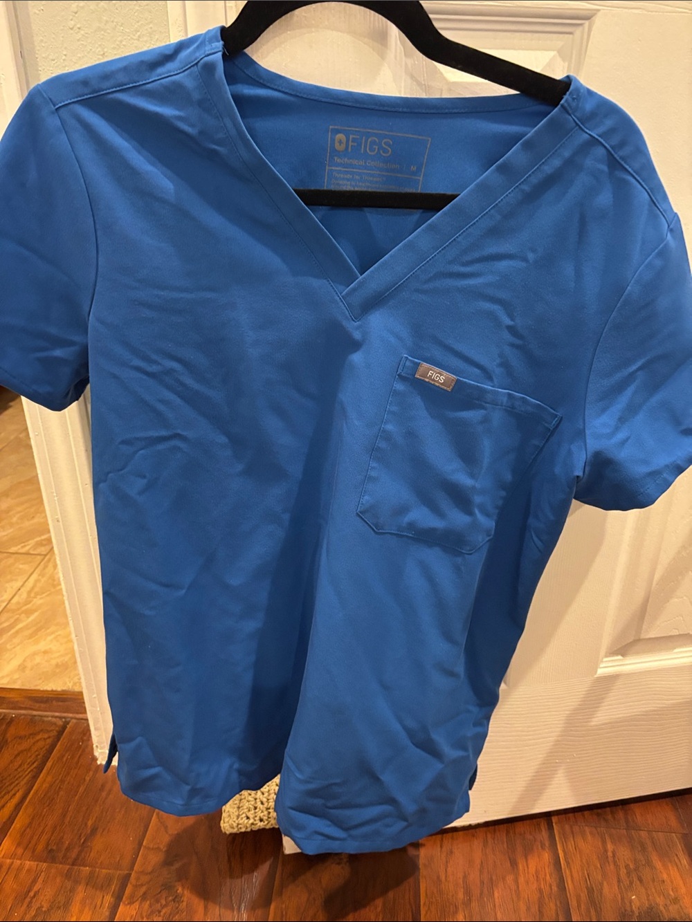 Figs Catarina one pocket royal blue
Size: one medium and one medium petite